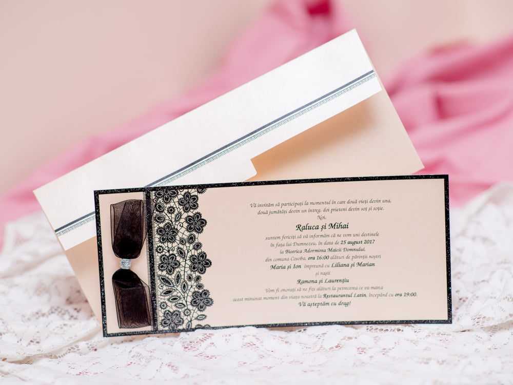 Invitatii nunta crem elegante model floral negru 10.5 x 24.5 cm Invitatii nunta crem elegante model floral negru 10.5 x 24.5 cm