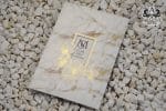 Invitatii nunta auriu cu buzunar si detaliu floral 16 x 23 cm