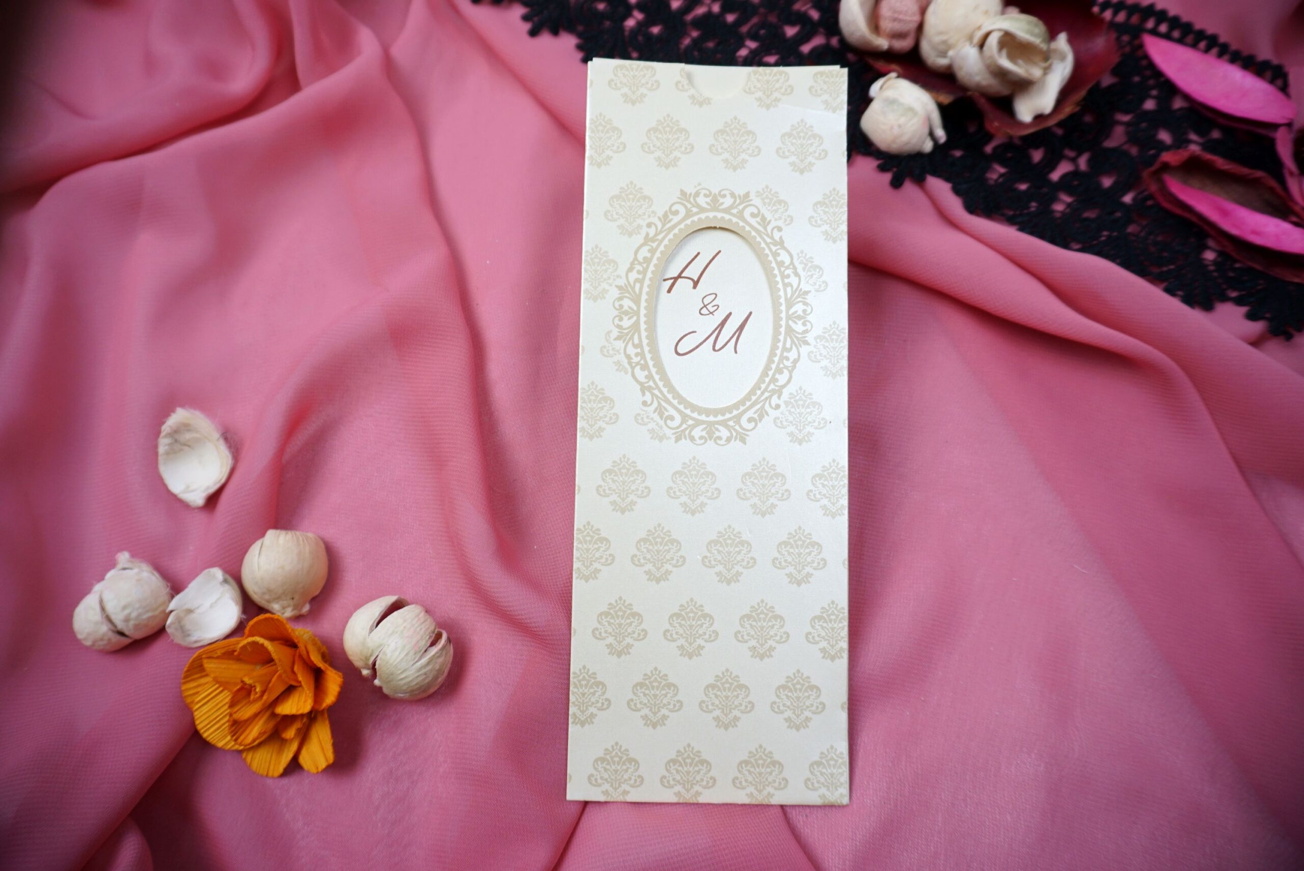 Invitatii nunta model floral crem clasic 7.9 x 21.5 cm Invitatii nunta model floral crem clasic 7.9 x 21.5 cm