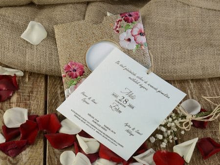 Invitatii nunta model floral si un decupaj la mijloc 15 x 15 cm