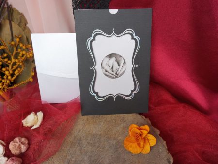 Invitatii nunta carton argintiu relief figurina sidefata plic inclus 13 x 19 cm