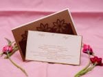 Invitatii nunta cu motive florale în relief şi folie transparentă. 13 x 23 cm