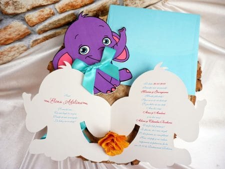 Invitatii botez forma elefantel accesorizata cu fundita 16.7 x 30 cm