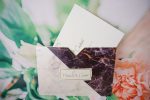 Invitatii nunta carton mat cu striatii eticheta personalizata 23 x 16 cm