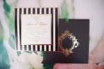 Invitatii nunta linii albe negre chenar auriu 17.8 x 17.8 cm