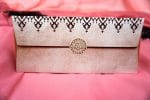 Invitatii nunta albe accesorizate cu panglica si perla 15 x 15 cm