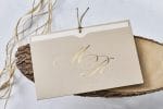 Invitatii nunta cu plic crem si text auriu 21.5 x 15 cm