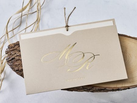 Invitatii nunta cu plic crem si text auriu 21.5 x 15 cm