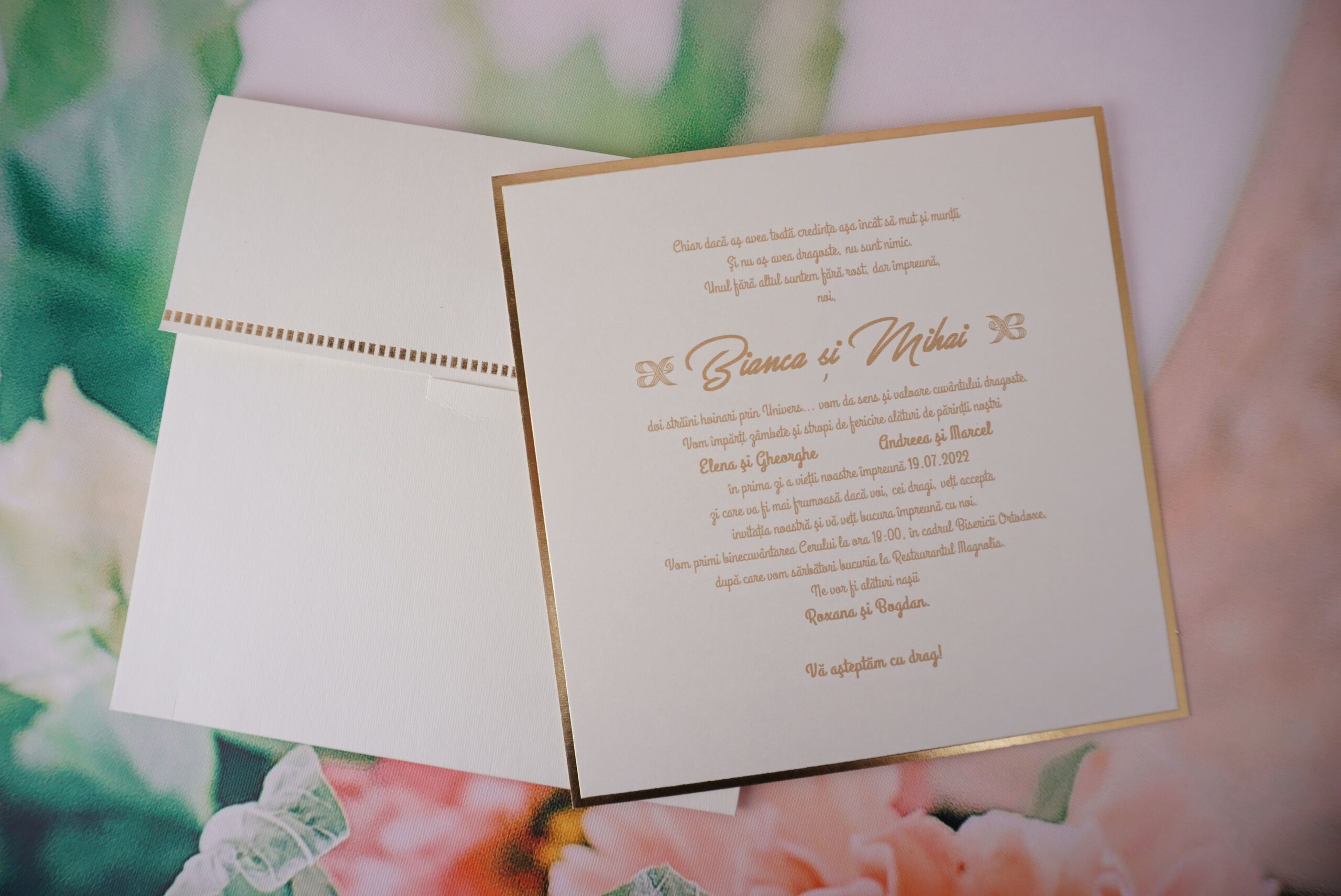Invitatii nunta mat striat aurii plic si sigiliu de ceara 19.7 x 19.7 cm Invitatii nunta mat striat aurii plic si sigiliu de ceara 19.7 x 19.7 cm
