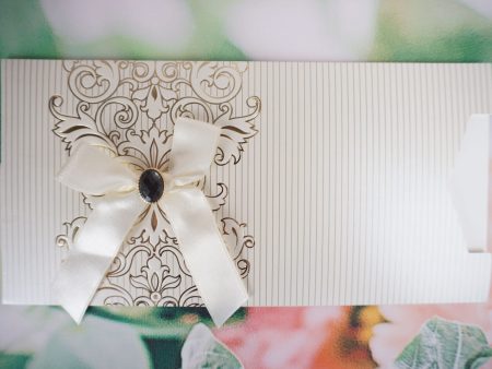 Invitatii nunta linii si elegante aurii fundita cu pietricica 24 x 11.7 cm