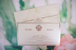 Invitatii nunta carton sidefat cu striatii si marginii aurii 23.7 x 13.8 cm