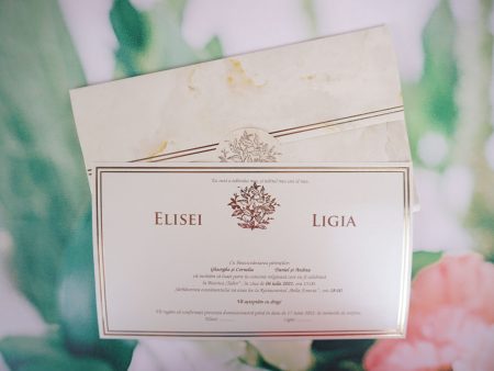 Invitatii nunta carton sidefat cu striatii si marginii aurii 23.7 x 13.8 cm