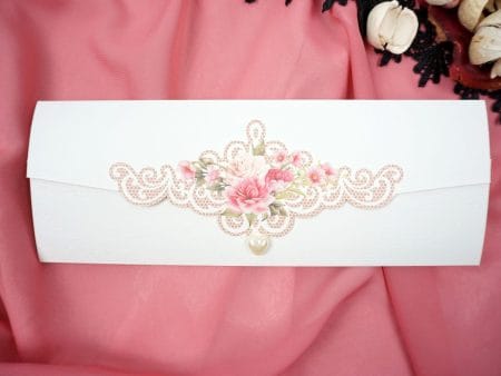 Invitatii nunta model floral si perla sub forma de inimioara 24 x 9 cm