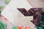 Invitatii nunta carton mat cu striatii eticheta personalizata 23 x 16 cm