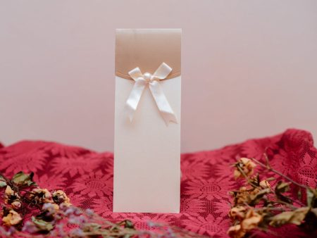 Invitatii nunta crem aurie cu fundita satinata  25 x 9 cm