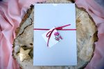 Invitatii nunta bleu model floral buzunar snur rosu 14 x 20.5 cm