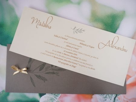 Invitatii nunta crem cu text elegant maro 10 x 24.5 cm