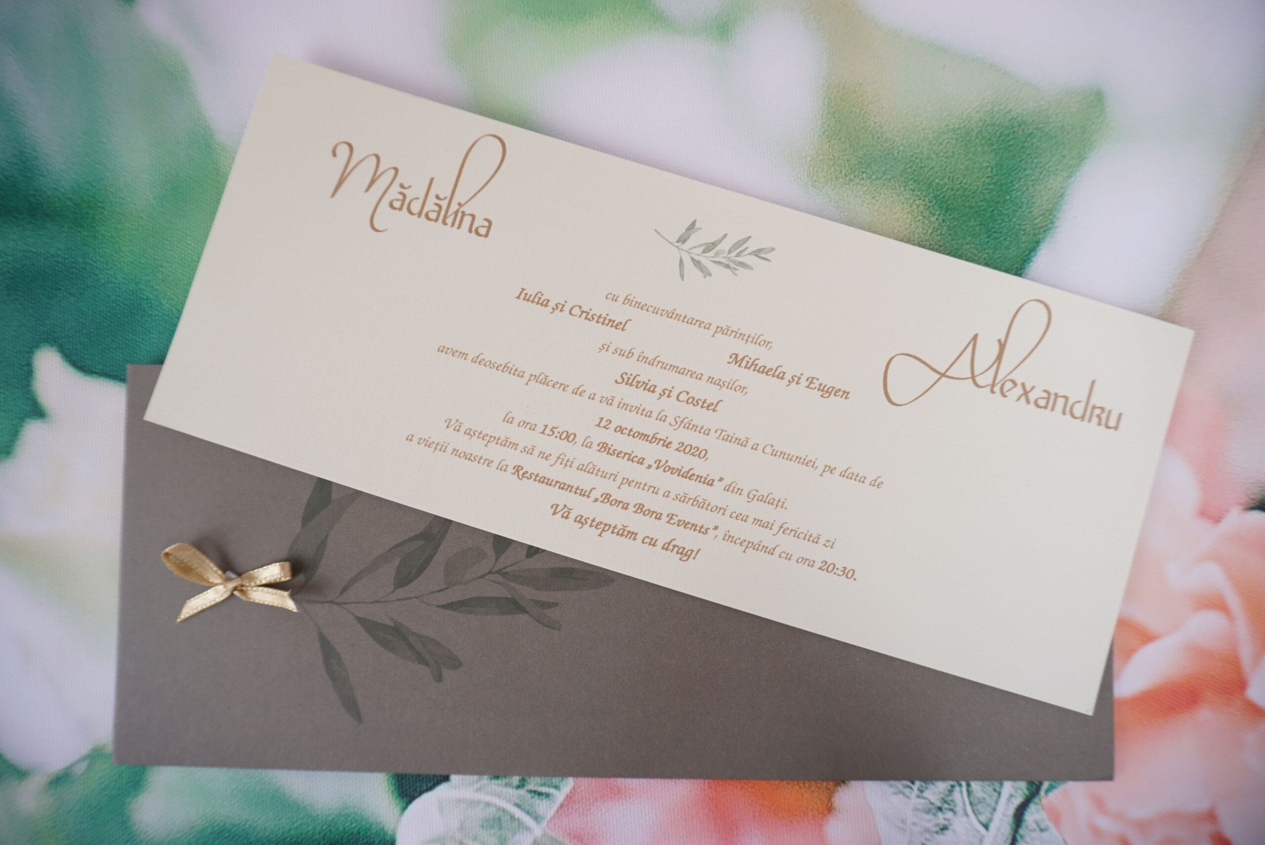 Invitatii nunta crem cu text elegant maro 10 x 24.5 cm Invitatii nunta crem cu text elegant maro 10 x 24.5 cm