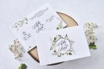 Invitatii nunta albe cu chenar auriu si frunze verzi 15.4 x 22 cm
