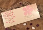 Invitatii nunta carton lucios cu striatii si panglica crem 24.1 x 10.3 cm