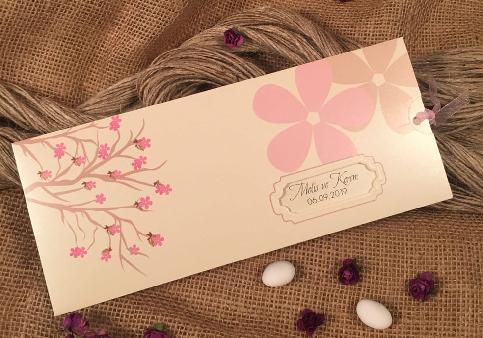 Invitatii nunta carton lucios cu striatii si panglica crem 24.1 x 10.3 cm Invitatii nunta carton lucios cu striatii si panglica crem 24.1 x 10.3 cm