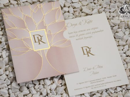 Invitatii nunta roz auriu plic tip buzunar decupaj central cu initialele mirilor 16 x 22 cm