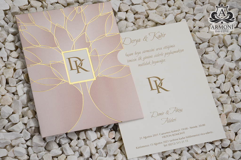 Invitatii nunta roz auriu plic tip buzunar decupaj central cu initialele mirilor 16 x 22 cm Invitatii nunta roz auriu plic tip buzunar decupaj central cu initialele mirilor 16 x 22 cm