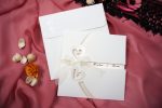 Titlu seo invitatii nunta crem sidefat plicuri si funda 18.3 cm x 18.4 cm