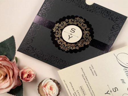 Invitatii nunta alb negre cu model auriu clasic 19 x 18.8 cm