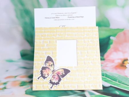 Invitatii nunta plic cu imagine zid caramida galbena 16 x 16 cm
