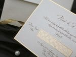 Invitatii nunta carton subtire alb sidefat cu margini aurii 20 x 14 cm