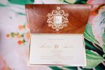 Invitatii nunta alb-mat-auriu in relief cu decupaj pentru nume miri 23.7 x 13.5 cm