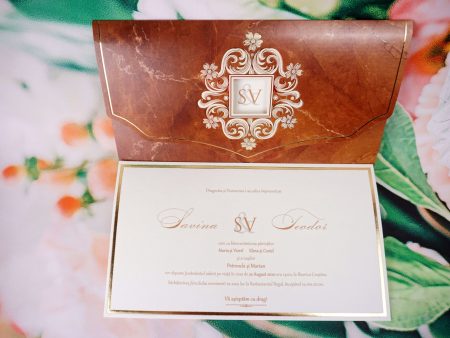 Invitatii nunta alb-mat-auriu in relief cu decupaj pentru nume miri 23.7 x 13.5 cm