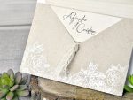 Invitatii de nunta patrate cu plic kraft si model floral alb 15x15 1 Invitatii nunta crem gri mate
