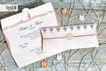 Invitatii nunta albe accesorizate cu panglica si perla 15 x 15 cm