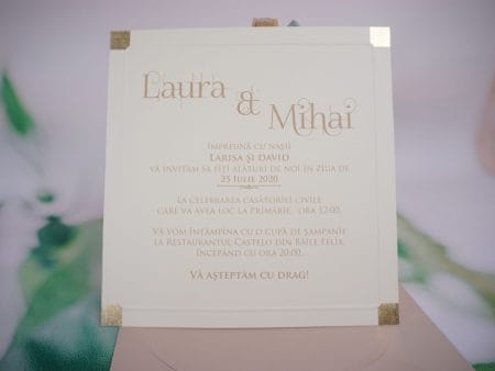 Invitatii nunta moderne colturi aurii 15.5 x 16 cm