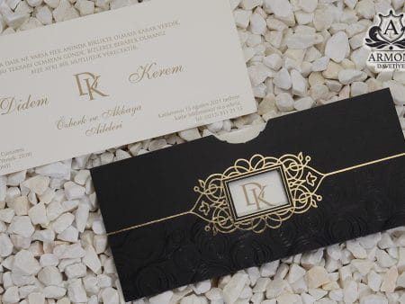 Invitatii nunta alb negru auriu modele personalizate decupaje initiale plicuri buzunar 25 x 11 cm