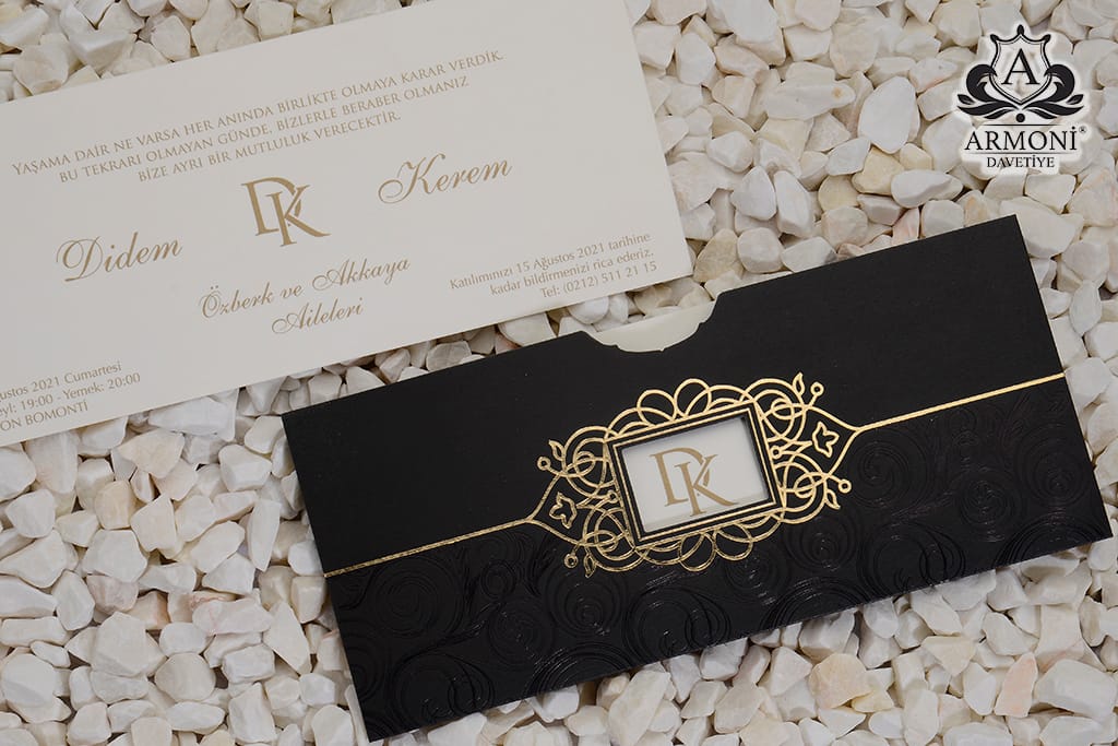 Invitatii nunta alb negru auriu modele personalizate decupaje initiale plicuri buzunar 25 x 11 cm Invitatii nunta alb negru auriu modele personalizate decupaje initiale plicuri buzunar 25 x 11 cm