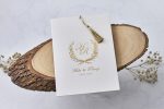 Invitatii nunta lux carton lucios cu striatii ciucuras matase buzunar auriu relief 14.4 x 21 cm