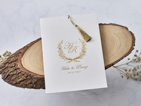 Invitatii nunta lux carton lucios cu striatii ciucuras matase buzunar auriu relief 14.4 x 21 cm