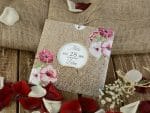Invitatii nunta model floral si un decupaj la mijloc 15 x 15 cm
