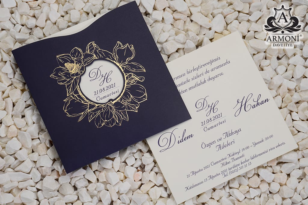 Invitatii nunta carton mat striatii plic tip buzunar decupaj initiale mirilor 17.5 x 17.5 cm Invitatii nunta carton mat striatii plic tip buzunar decupaj initiale mirilor 17.5 x 17.5 cm