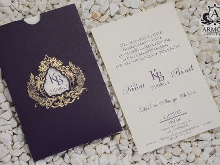 Invitatii nunta carton mat cu striatii si model auriu 16 x 24 cm
