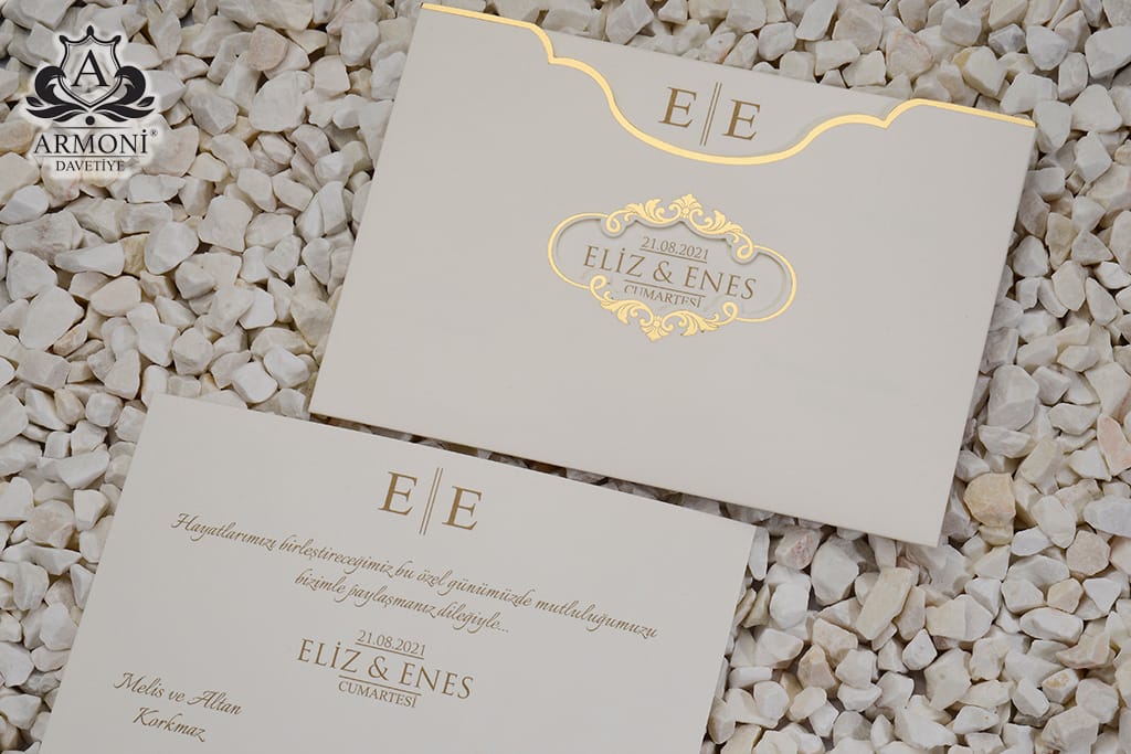 Invitatii nunta mat carton striatii detalii aurii buzunar 23 x 16 cm Invitatii nunta mat carton striatii detalii aurii buzunar 23 x 16 cm