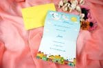 Invitatii botez model barza cu bebe in cioc bleu 11.3 x 17 cm