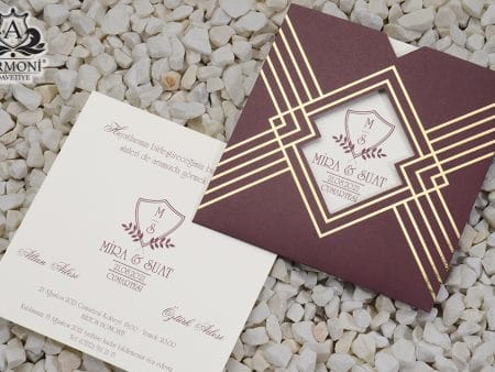 Invitatii nunta carton mat cu detalii aurii si decupaj 17.5 x 17.5 cm