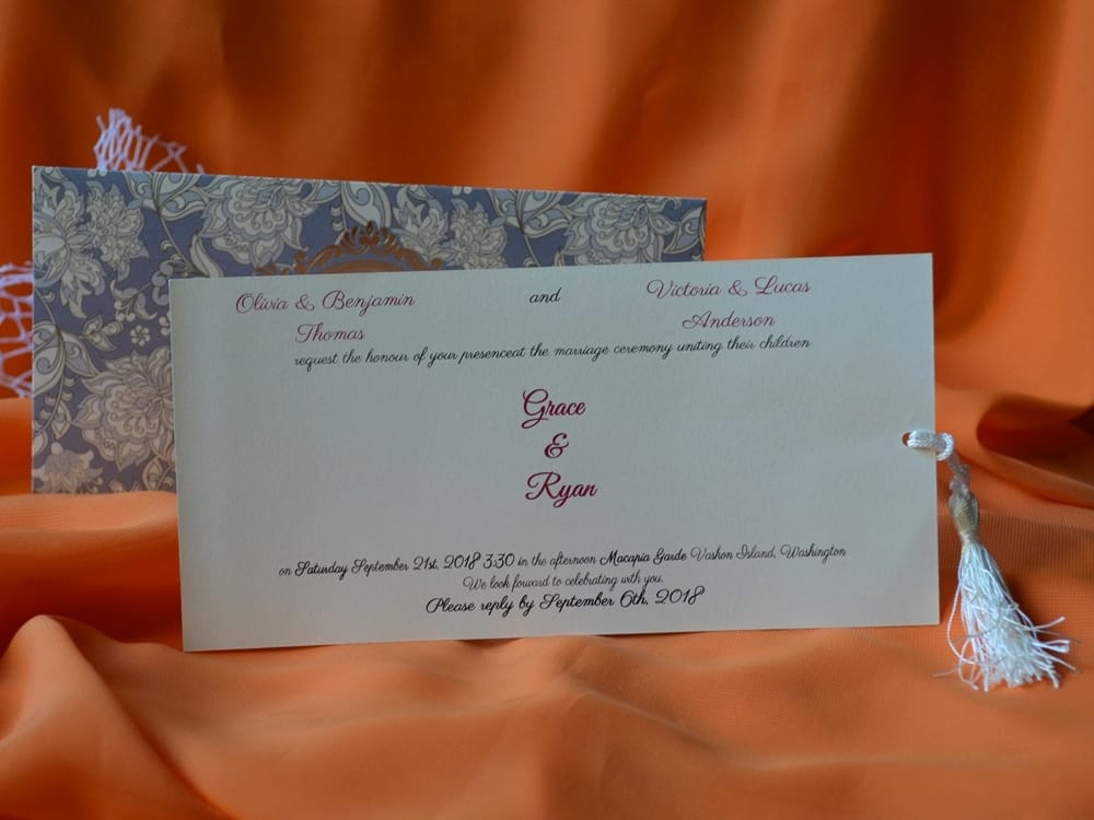 Invitatii nunta carton alb lucios cu decupaj in centru 10.5 x 21 cm Invitatii nunta carton alb lucios cu decupaj in centru 10.5 x 21 cm
