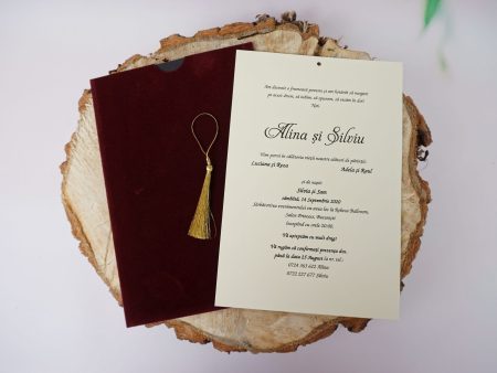 Invitatii nunta plic catifelat bordo ciucuras auriu 13.6 x 20.3 cm