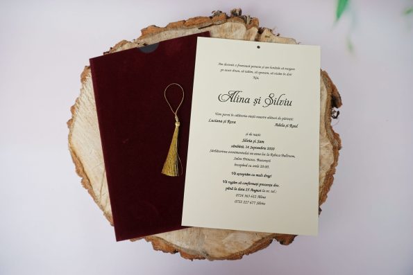 Invitatii Nunta 2026 Tendinte, Modele noi si Sfaturi de design Invitatii nunta plic catifelat bordo ciucuras auriu 13.6 x 20.3 cm