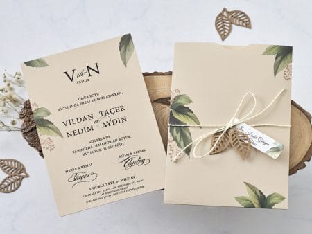 Invitatii nunta crem model floral verde si fundita 13.6 x 19.9 cm